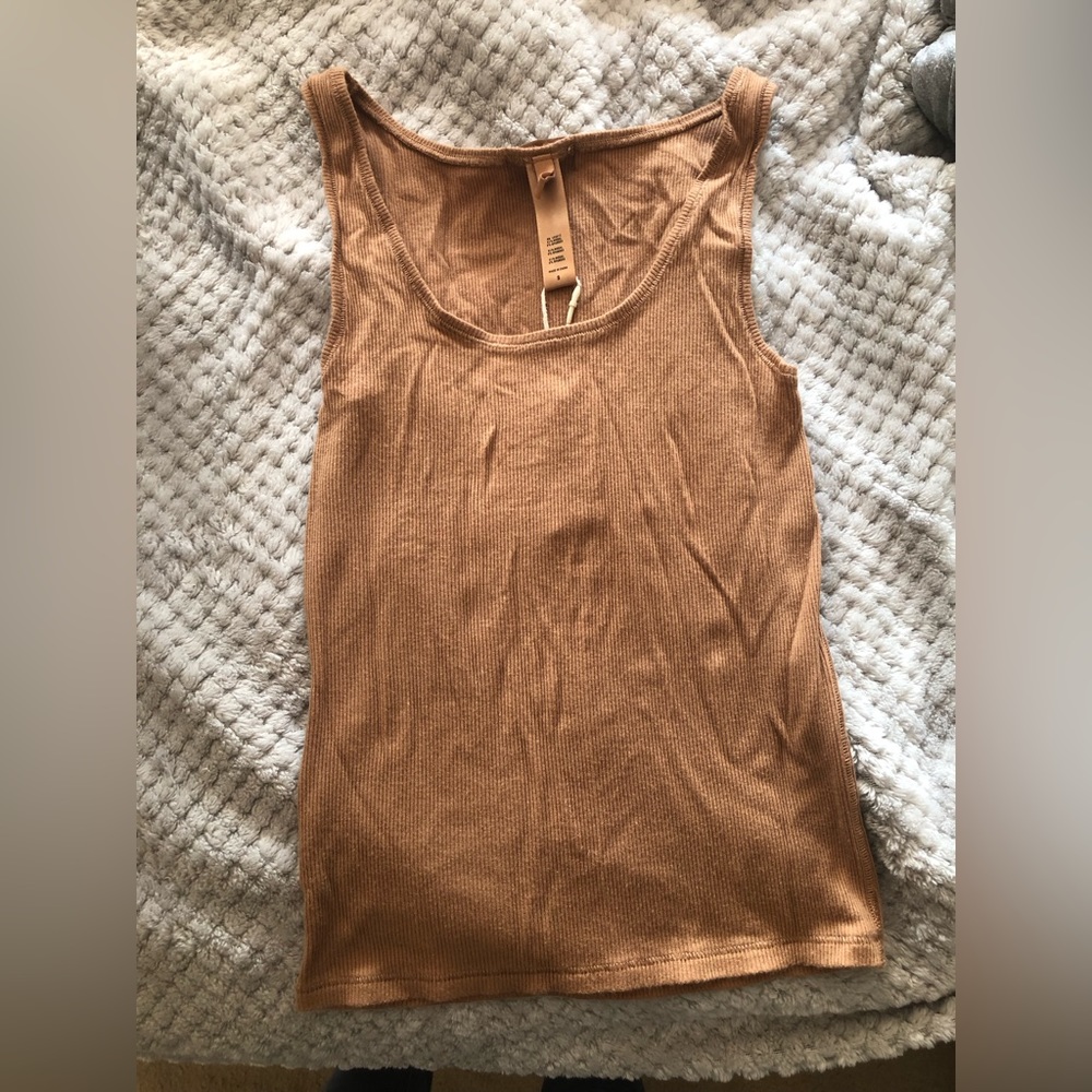 NWT Skims tan crop top size Small